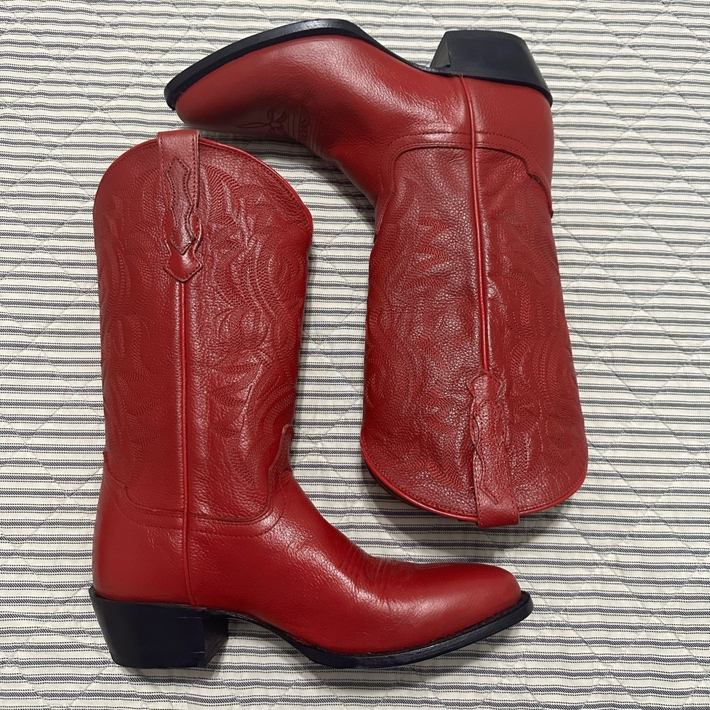 NEVER WORN Shyanne Women’s Rosa Western Boots - Medium Toe